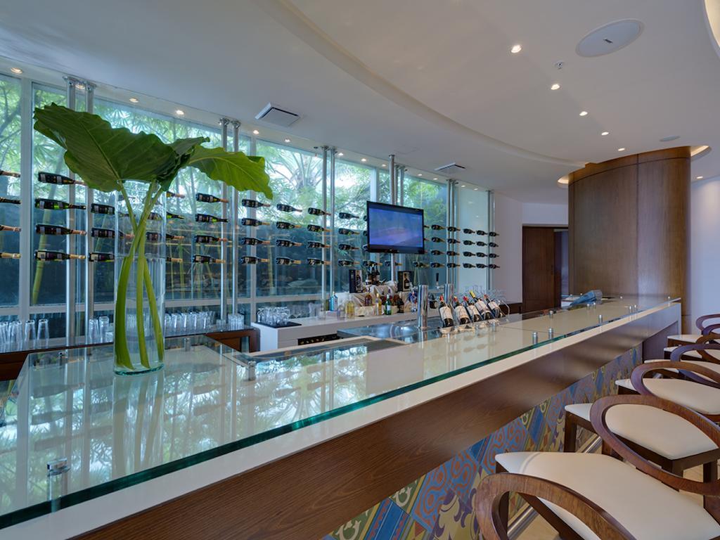 Holiday Inn Cartagena Morros By Ihg Exterior foto The bar at the lobby