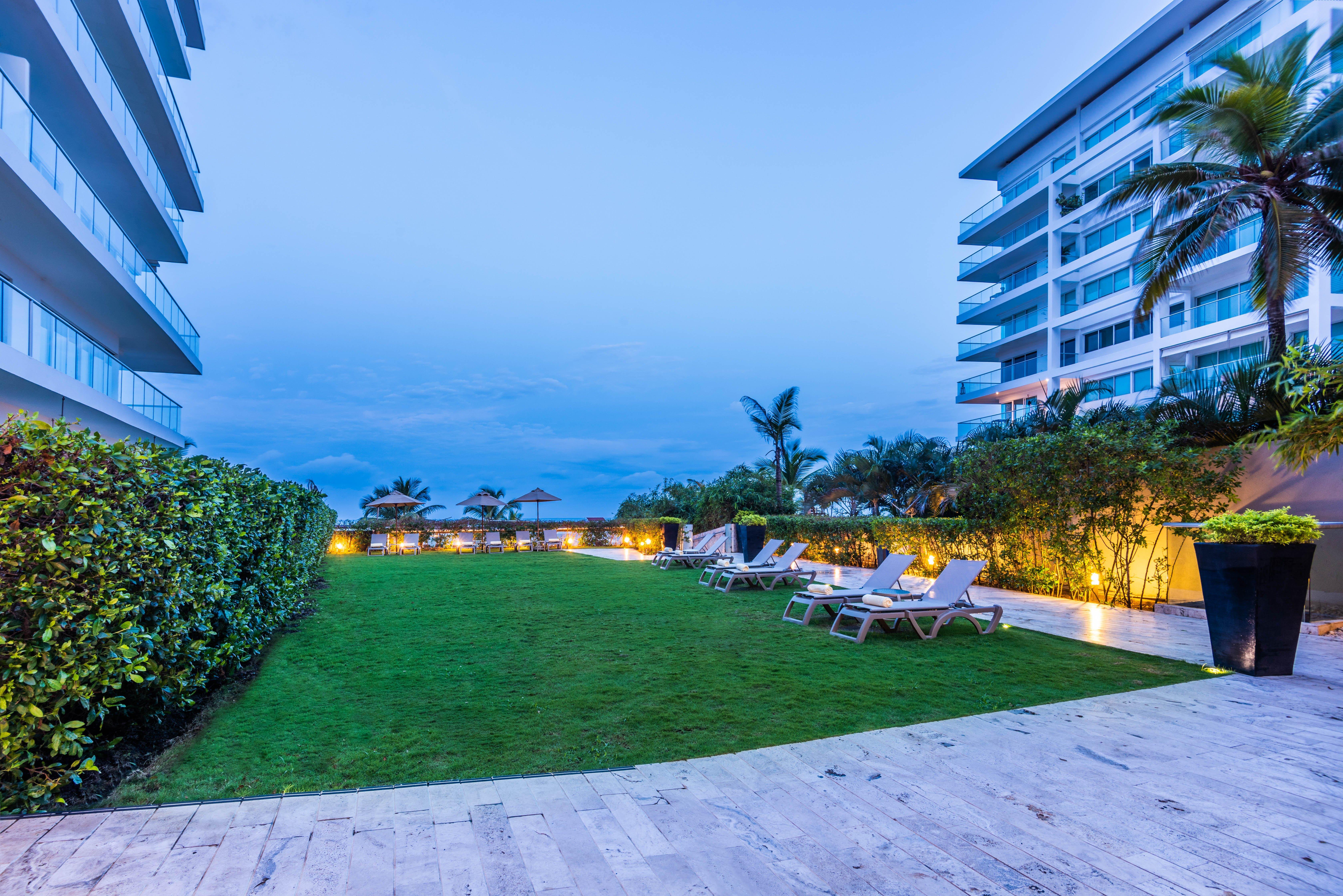 Holiday Inn Cartagena Morros By Ihg Exterior foto The lawn at the W South Beach